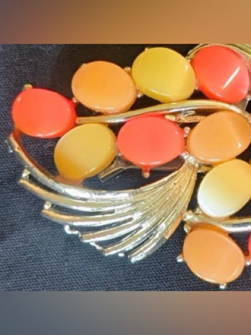 Vintage Mid-Century Brooch Thermoset in Coral Peach Yellow, Goldtone setting - Picture 5 of 8